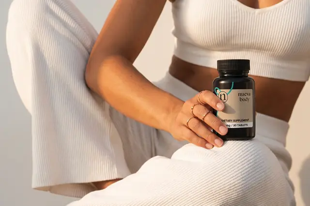 Woman holding a bottle of Nueva Body
